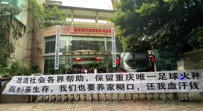 杜库雷可能赛季报销 冬窗优先考虑补强中场位置水晶宫主帅霍奇森出席新闻发布会表示，球队冬窗优先考虑补强的位置是中场。